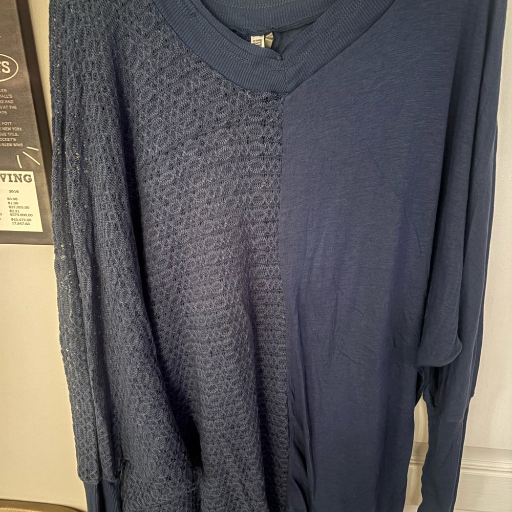 Monoreno Women's Navy V-Neck Knit Top